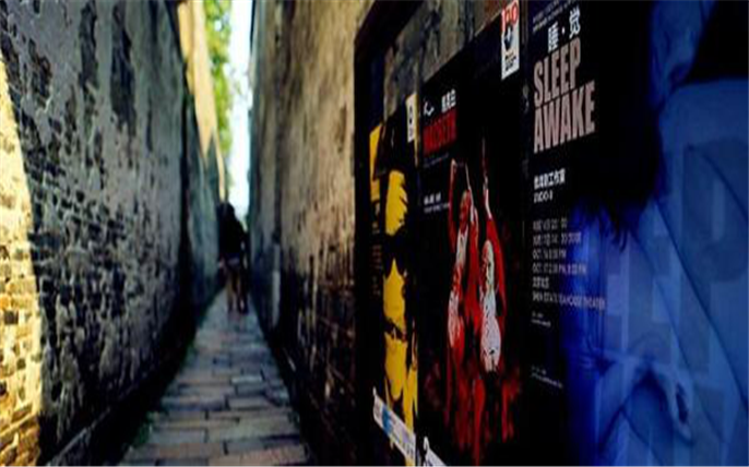 古色古香的石頭路，墻上貼滿了演出的戲劇海報，無疑給烏鎮(zhèn)增添了幾分藝術(shù)氣息。.png